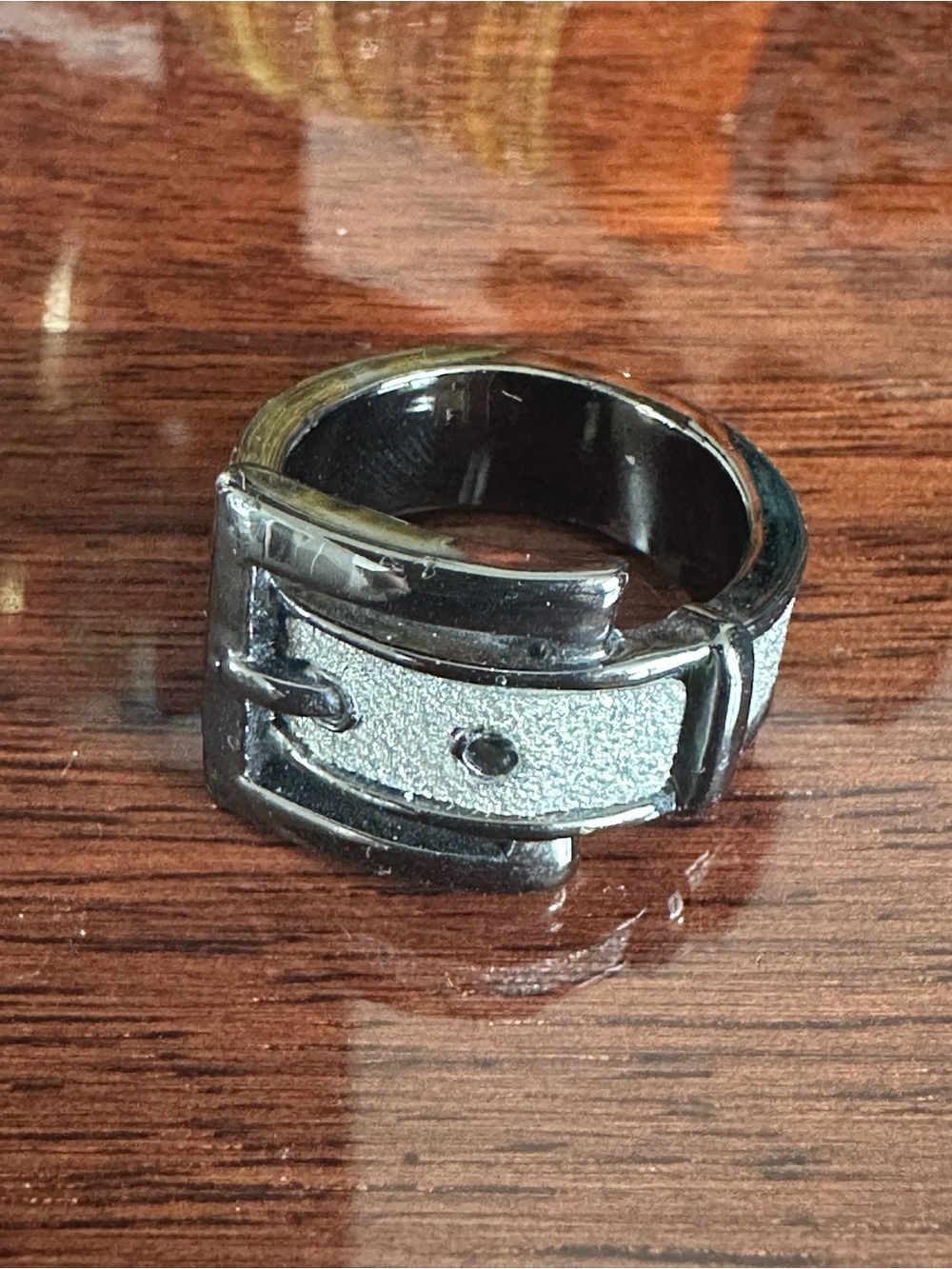 Women’s buckle ring dark grey metal